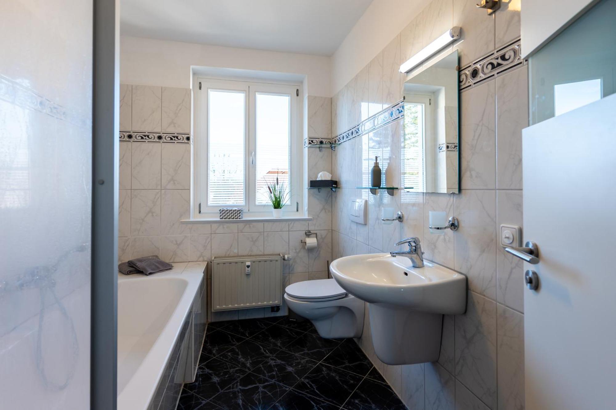 Doppelhaus- Villa Leipzig Schleussig , Moderner Altbau Apartment Dachetage Mit 2 Schlafzimmern Und Separatem Zusatzzimmer , Parkplatz - Balkon - Kamin - Eicheparkett - Arbeitsplatz Dış mekan fotoğraf