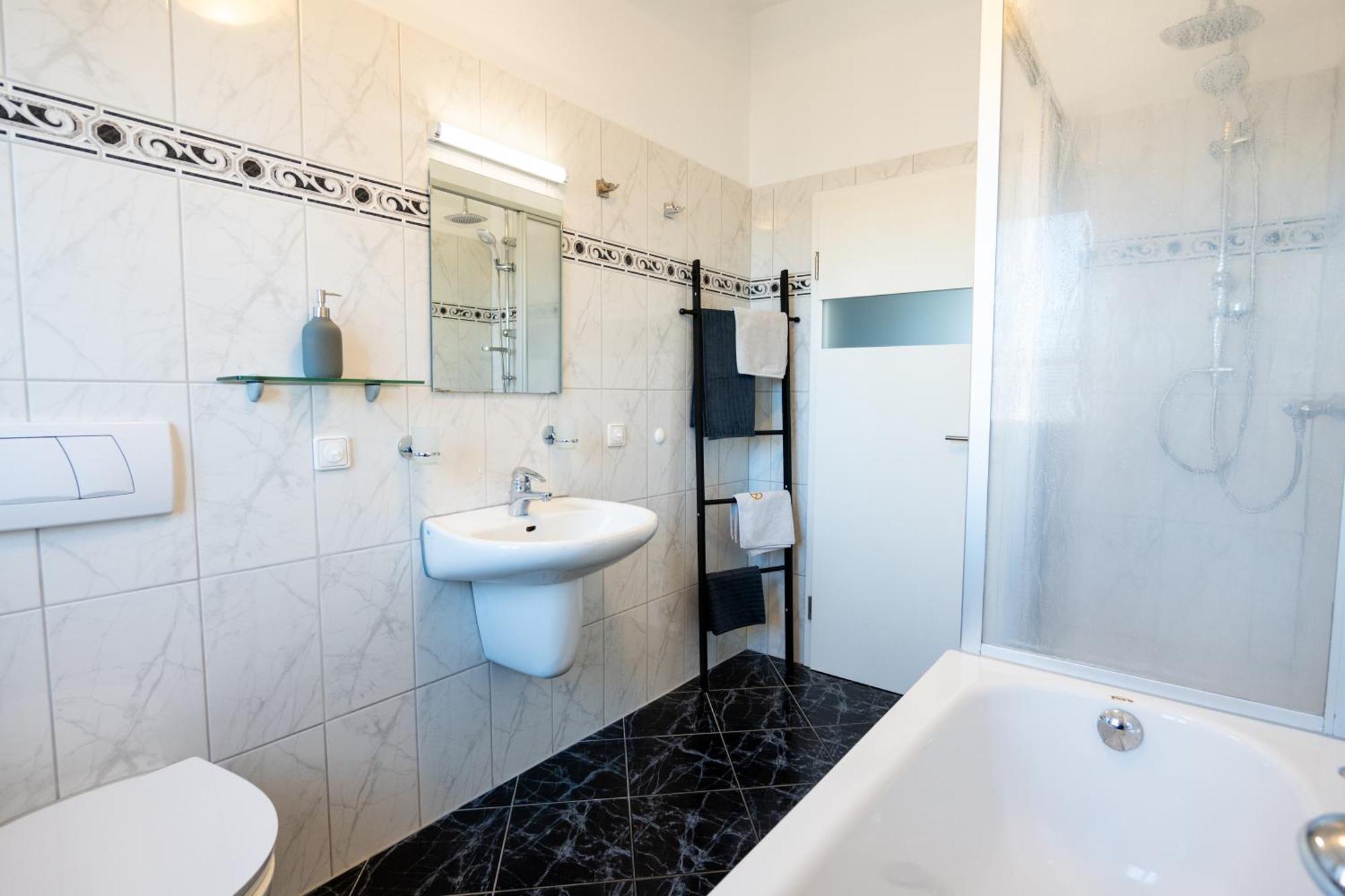 Doppelhaus- Villa Leipzig Schleussig , Moderner Altbau Apartment Dachetage Mit 2 Schlafzimmern Und Separatem Zusatzzimmer , Parkplatz - Balkon - Kamin - Eicheparkett - Arbeitsplatz Dış mekan fotoğraf
