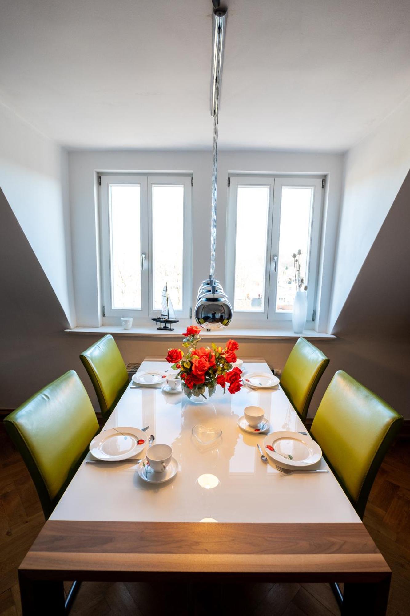 Doppelhaus- Villa Leipzig Schleussig , Moderner Altbau Apartment Dachetage Mit 2 Schlafzimmern Und Separatem Zusatzzimmer , Parkplatz - Balkon - Kamin - Eicheparkett - Arbeitsplatz Dış mekan fotoğraf