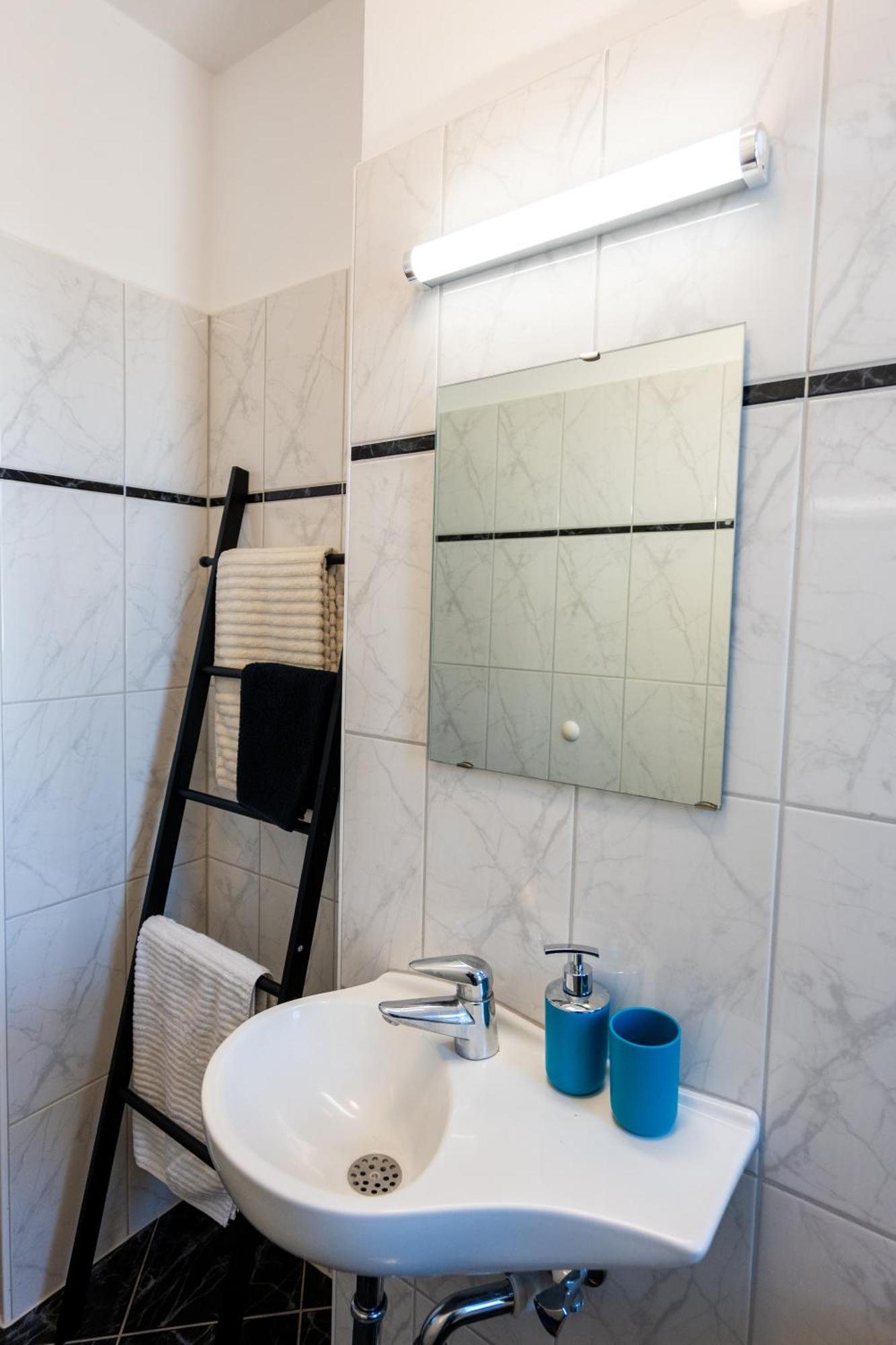 Doppelhaus- Villa Leipzig Schleussig , Moderner Altbau Apartment Dachetage Mit 2 Schlafzimmern Und Separatem Zusatzzimmer , Parkplatz - Balkon - Kamin - Eicheparkett - Arbeitsplatz Dış mekan fotoğraf