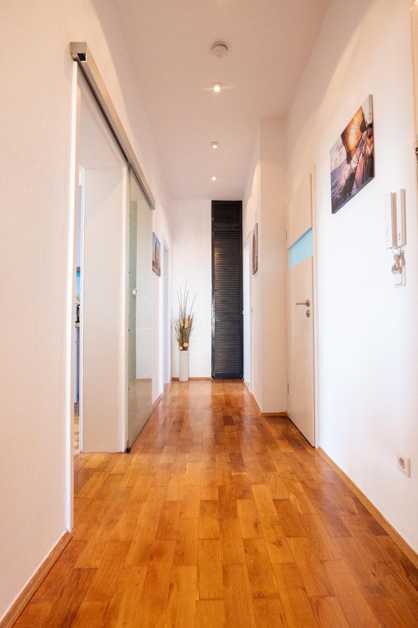 Doppelhaus- Villa Leipzig Schleussig , Moderner Altbau Apartment Dachetage Mit 2 Schlafzimmern Und Separatem Zusatzzimmer , Parkplatz - Balkon - Kamin - Eicheparkett - Arbeitsplatz Dış mekan fotoğraf