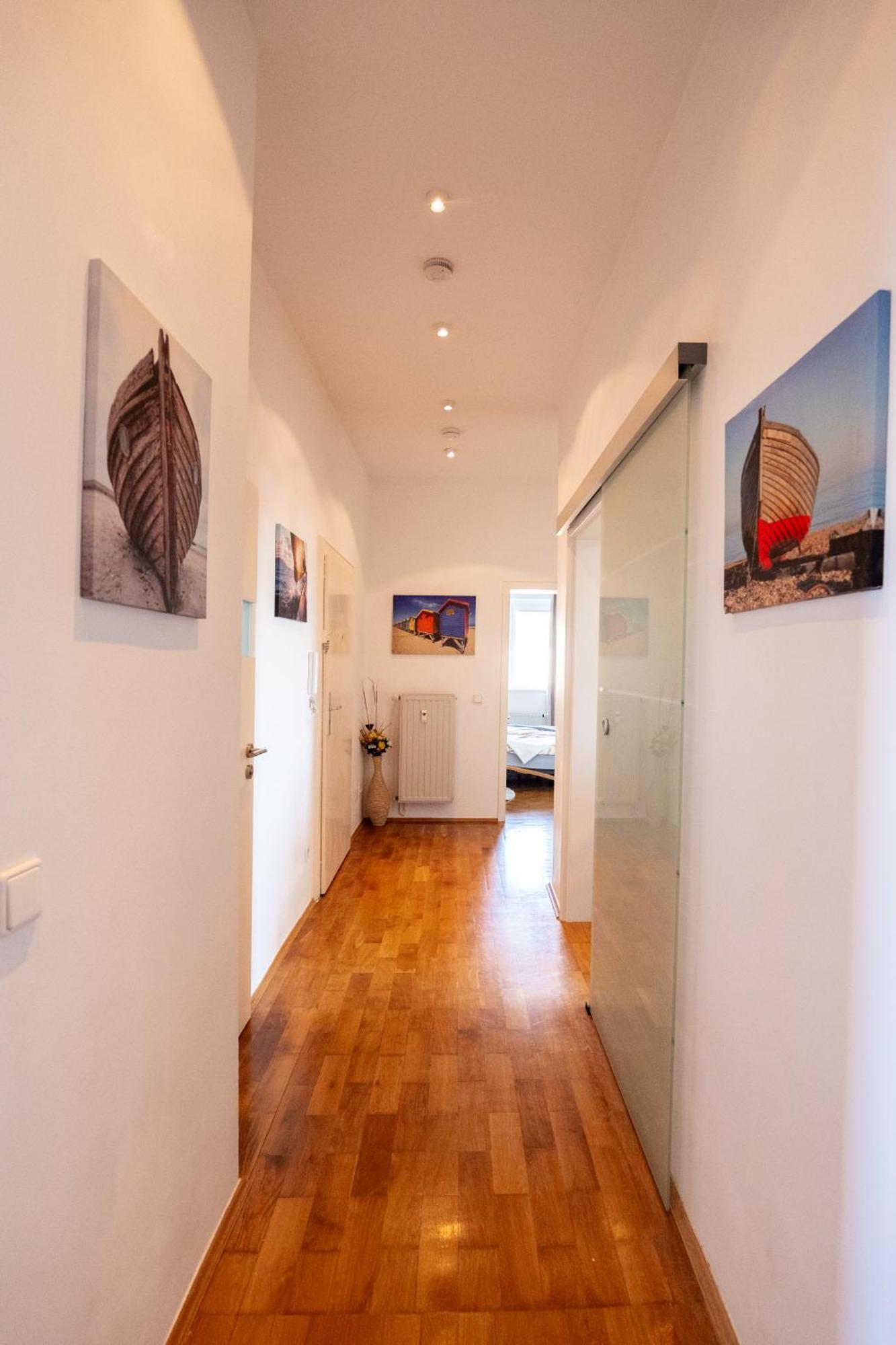 Doppelhaus- Villa Leipzig Schleussig , Moderner Altbau Apartment Dachetage Mit 2 Schlafzimmern Und Separatem Zusatzzimmer , Parkplatz - Balkon - Kamin - Eicheparkett - Arbeitsplatz Dış mekan fotoğraf