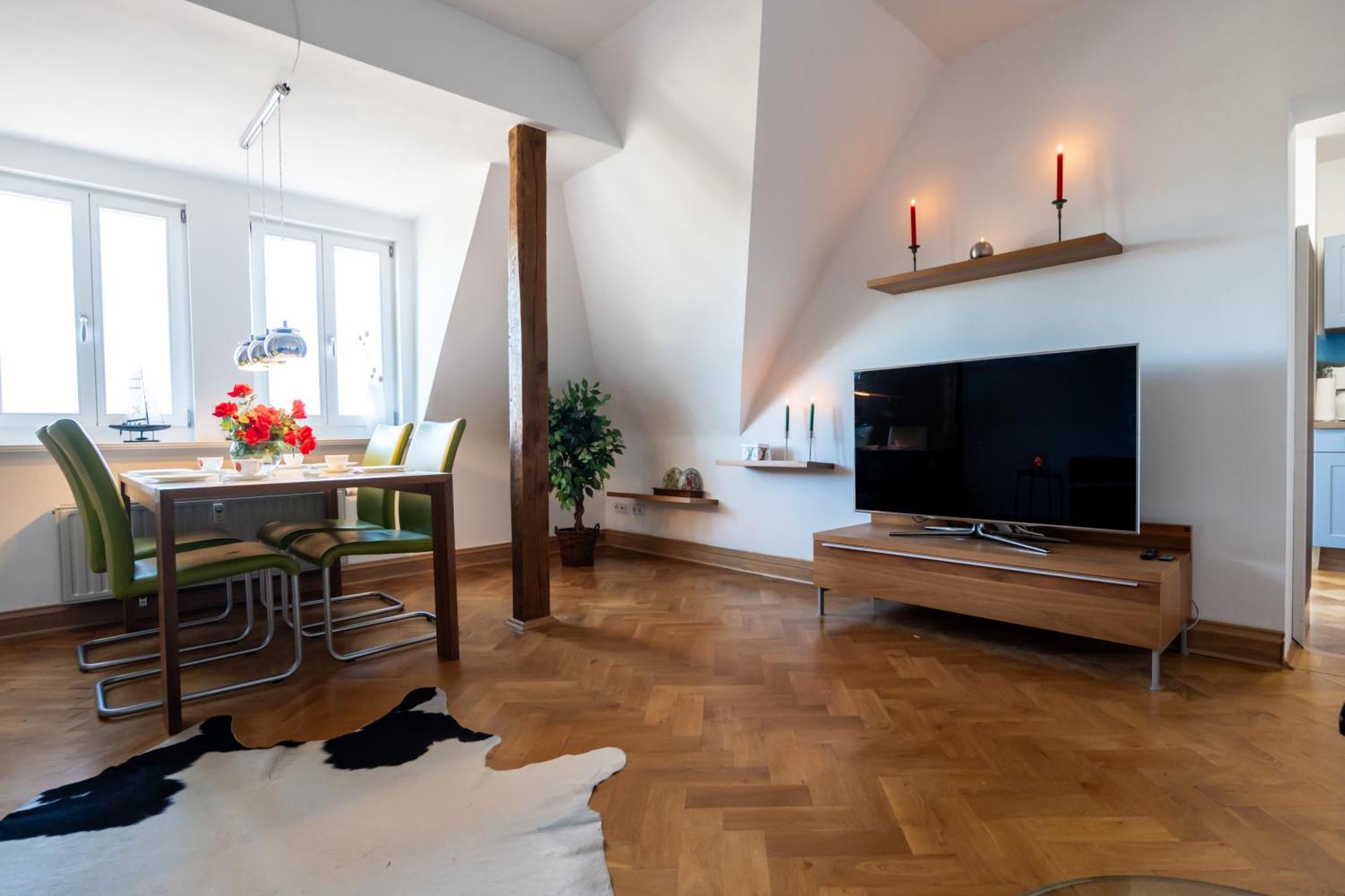 Doppelhaus- Villa Leipzig Schleussig , Moderner Altbau Apartment Dachetage Mit 2 Schlafzimmern Und Separatem Zusatzzimmer , Parkplatz - Balkon - Kamin - Eicheparkett - Arbeitsplatz Dış mekan fotoğraf