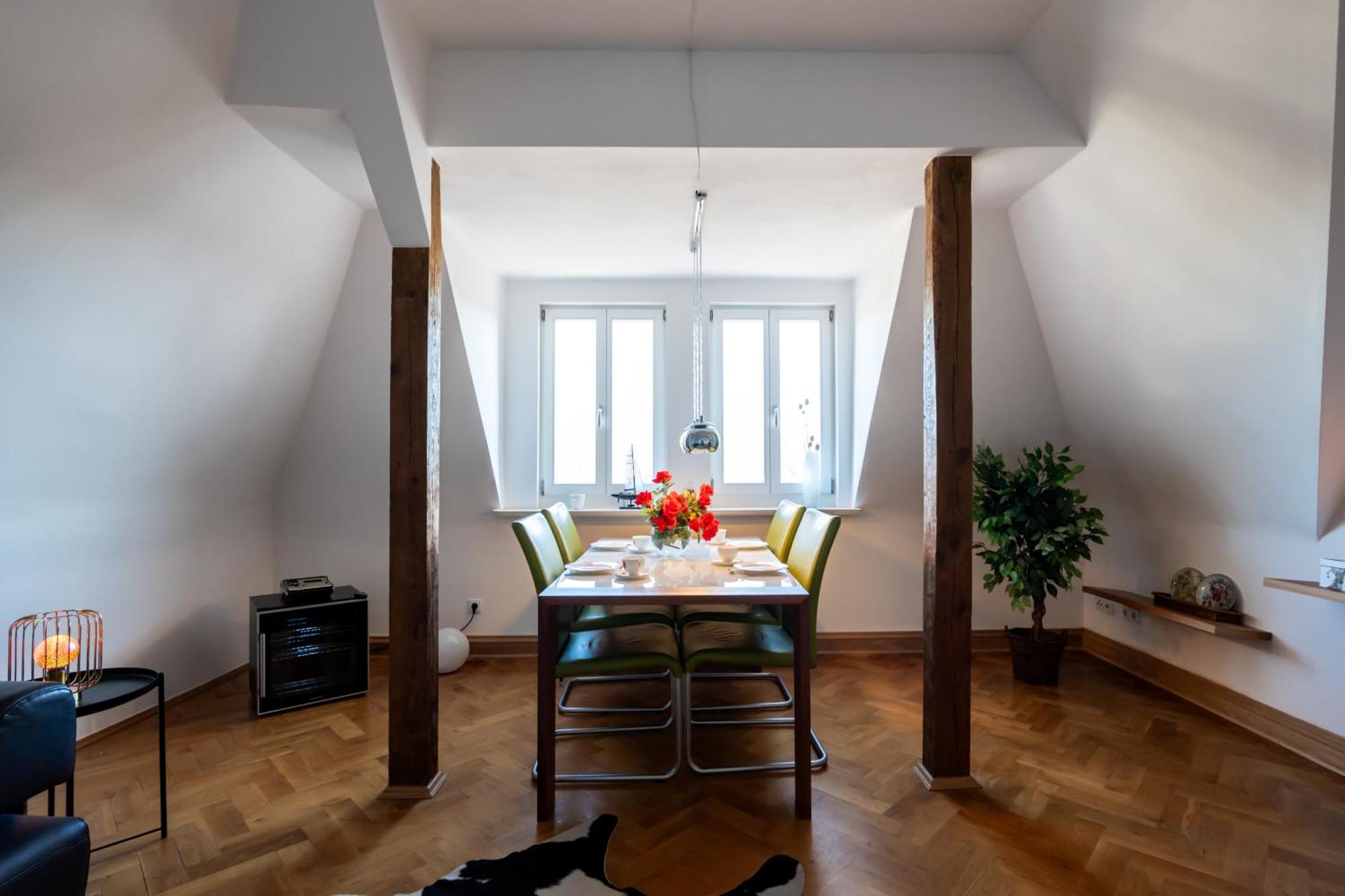 Doppelhaus- Villa Leipzig Schleussig , Moderner Altbau Apartment Dachetage Mit 2 Schlafzimmern Und Separatem Zusatzzimmer , Parkplatz - Balkon - Kamin - Eicheparkett - Arbeitsplatz Dış mekan fotoğraf