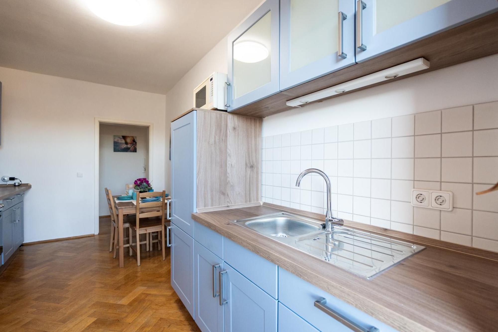 Doppelhaus- Villa Leipzig Schleussig , Moderner Altbau Apartment Dachetage Mit 2 Schlafzimmern Und Separatem Zusatzzimmer , Parkplatz - Balkon - Kamin - Eicheparkett - Arbeitsplatz Dış mekan fotoğraf
