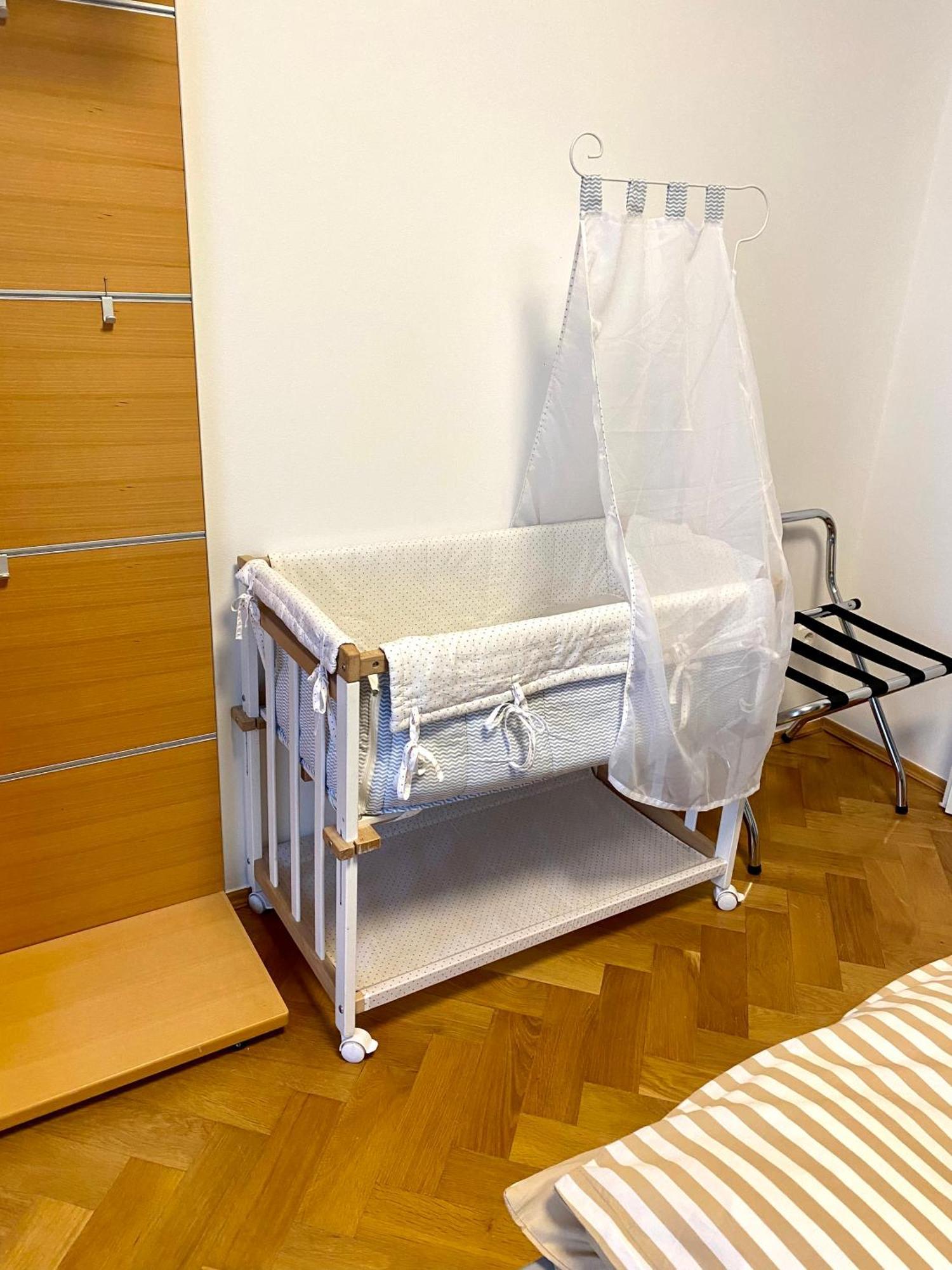 Doppelhaus- Villa Leipzig Schleussig , Moderner Altbau Apartment Dachetage Mit 2 Schlafzimmern Und Separatem Zusatzzimmer , Parkplatz - Balkon - Kamin - Eicheparkett - Arbeitsplatz Dış mekan fotoğraf