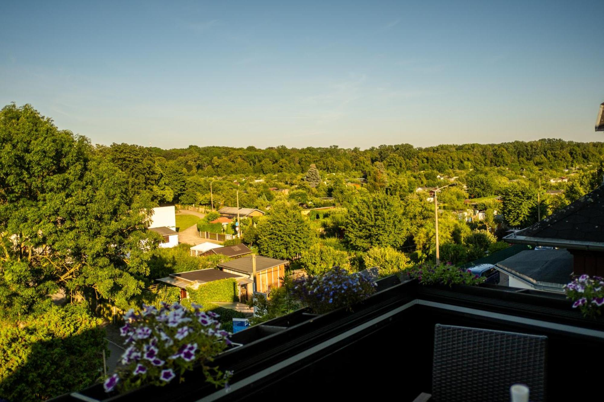 Doppelhaus- Villa Leipzig Schleussig , Moderner Altbau Apartment Dachetage Mit 2 Schlafzimmern Und Separatem Zusatzzimmer , Parkplatz - Balkon - Kamin - Eicheparkett - Arbeitsplatz Dış mekan fotoğraf