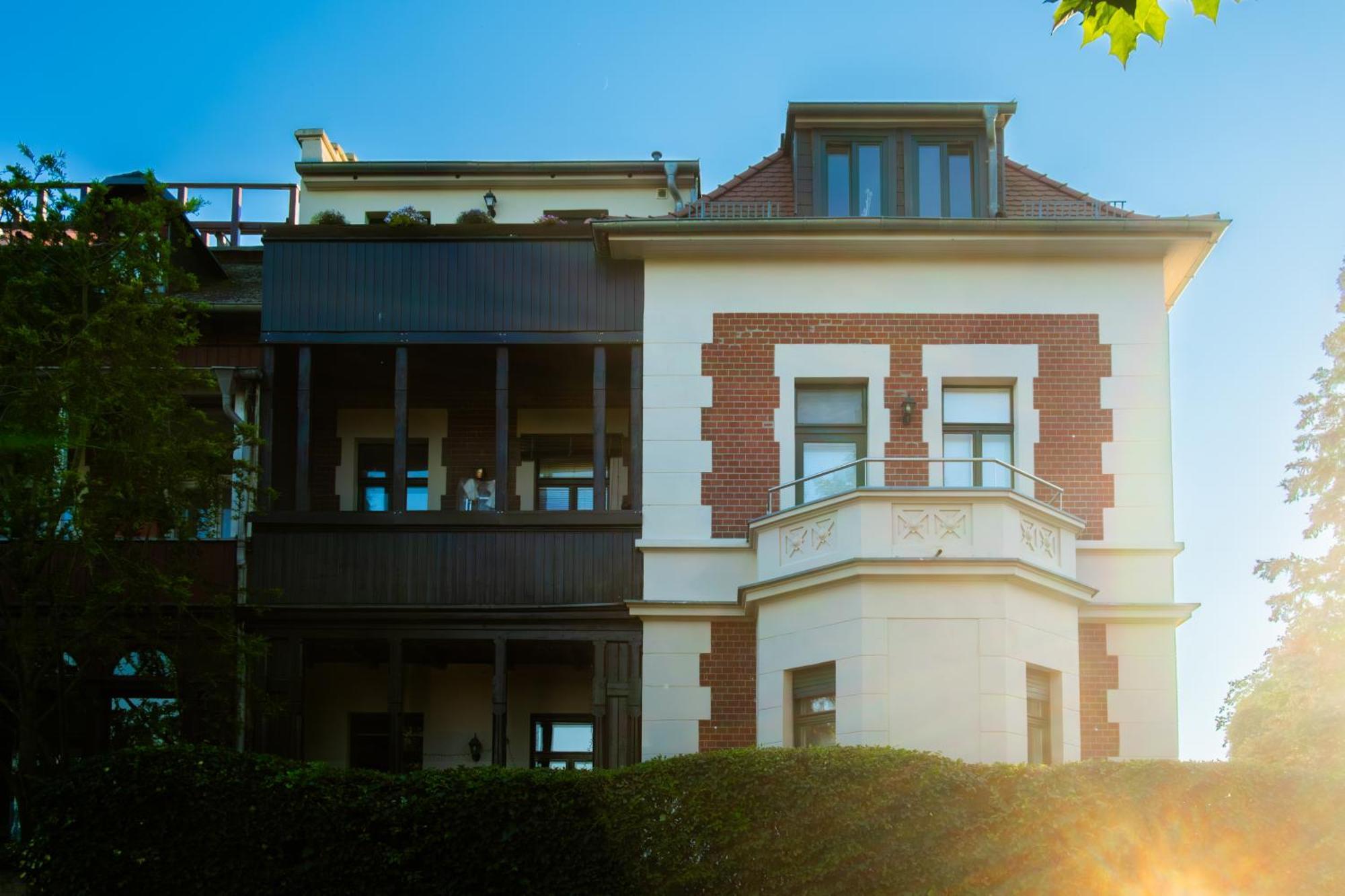 Doppelhaus- Villa Leipzig Schleussig , Moderner Altbau Apartment Dachetage Mit 2 Schlafzimmern Und Separatem Zusatzzimmer , Parkplatz - Balkon - Kamin - Eicheparkett - Arbeitsplatz Dış mekan fotoğraf