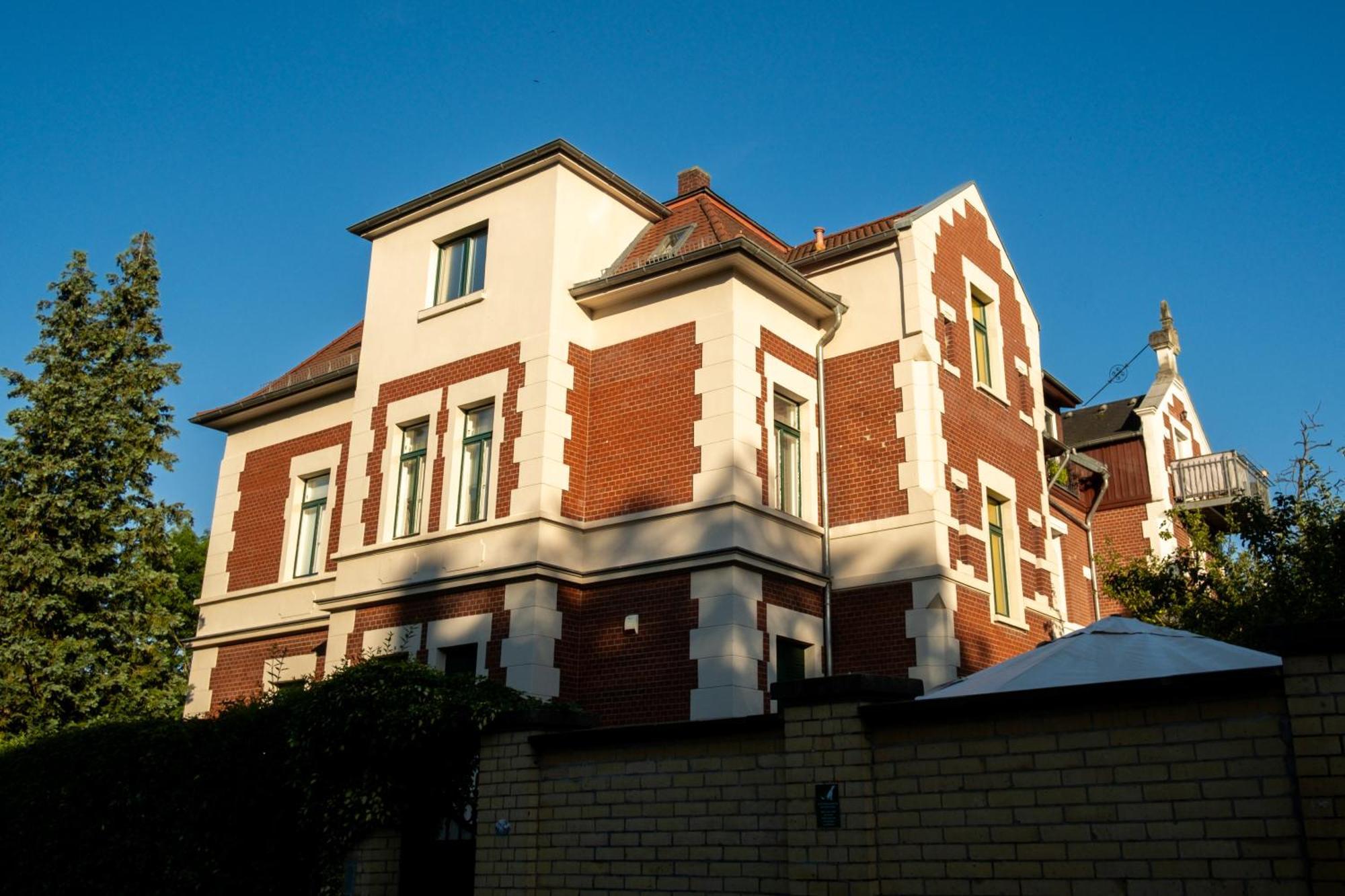Doppelhaus- Villa Leipzig Schleussig , Moderner Altbau Apartment Dachetage Mit 2 Schlafzimmern Und Separatem Zusatzzimmer , Parkplatz - Balkon - Kamin - Eicheparkett - Arbeitsplatz Dış mekan fotoğraf