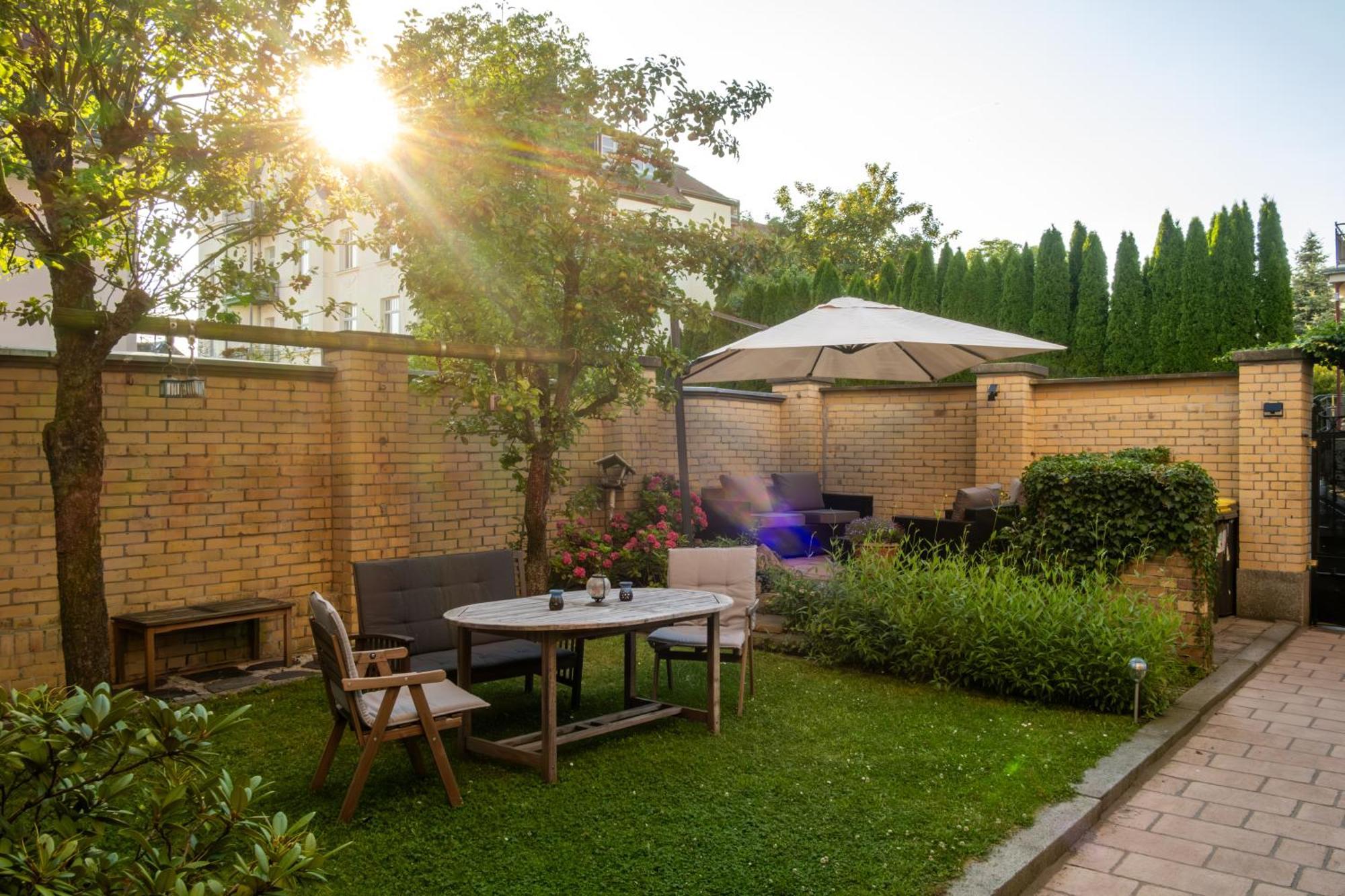 Doppelhaus- Villa Leipzig Schleussig , Moderner Altbau Apartment Dachetage Mit 2 Schlafzimmern Und Separatem Zusatzzimmer , Parkplatz - Balkon - Kamin - Eicheparkett - Arbeitsplatz Dış mekan fotoğraf